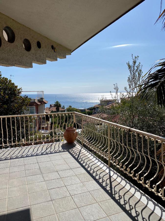 Casa Vacanze Eden อาชิ กัสเตลโล ภายนอก รูปภาพ